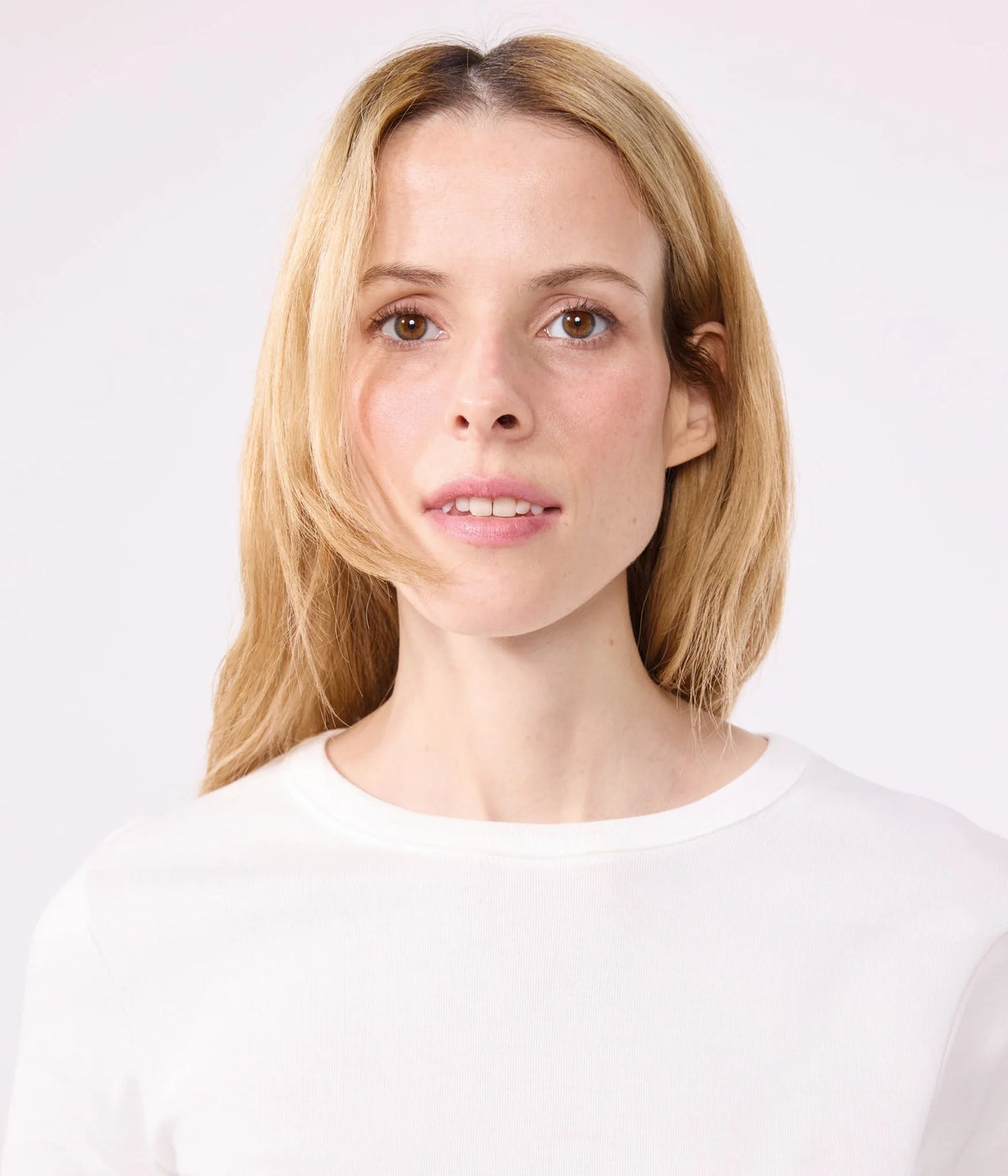 Women's white crew-neck T-shirt, crew neckline close-up