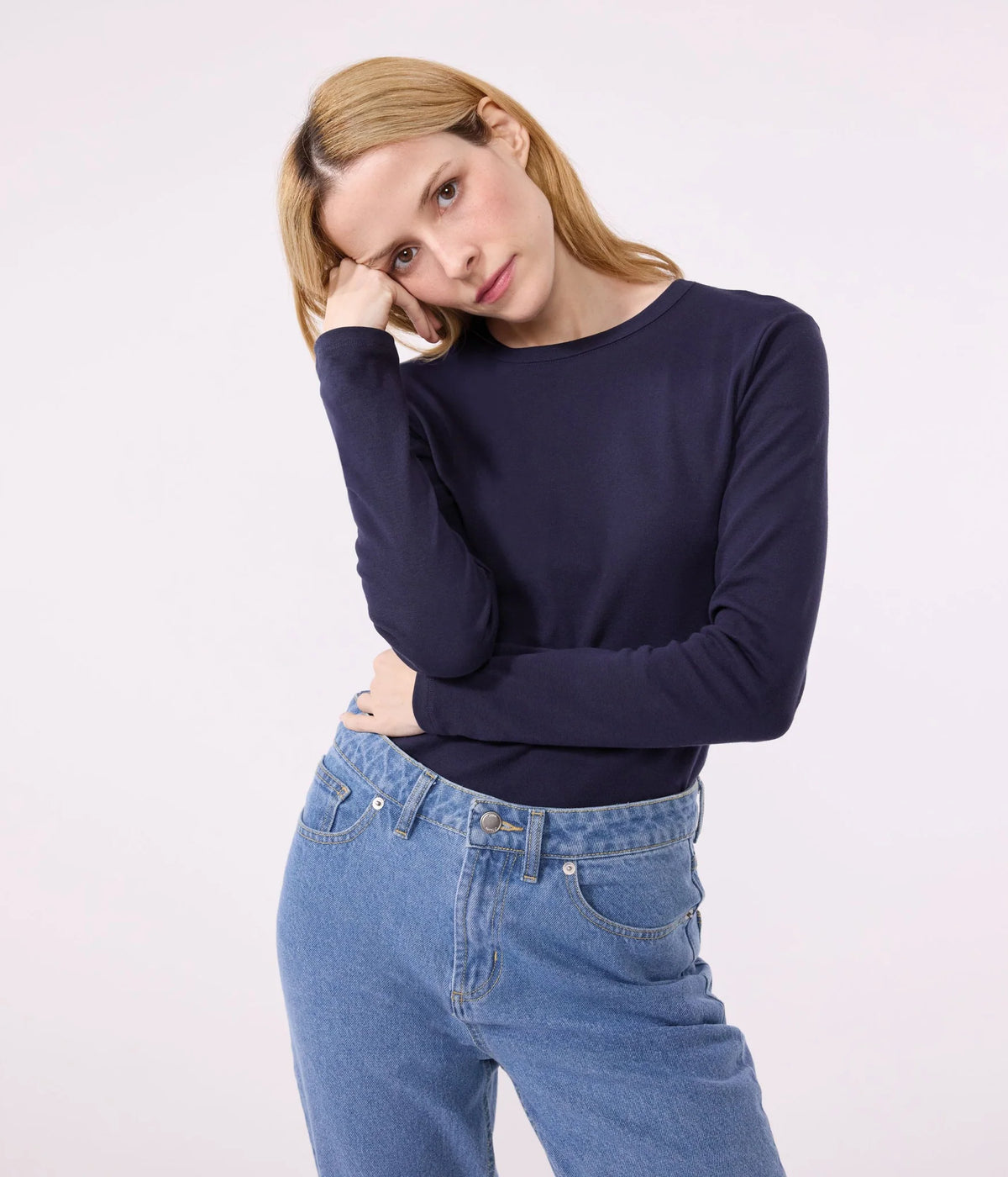 Long-sleeve crew neck tee in dark navy, fitted with ribbed neckline