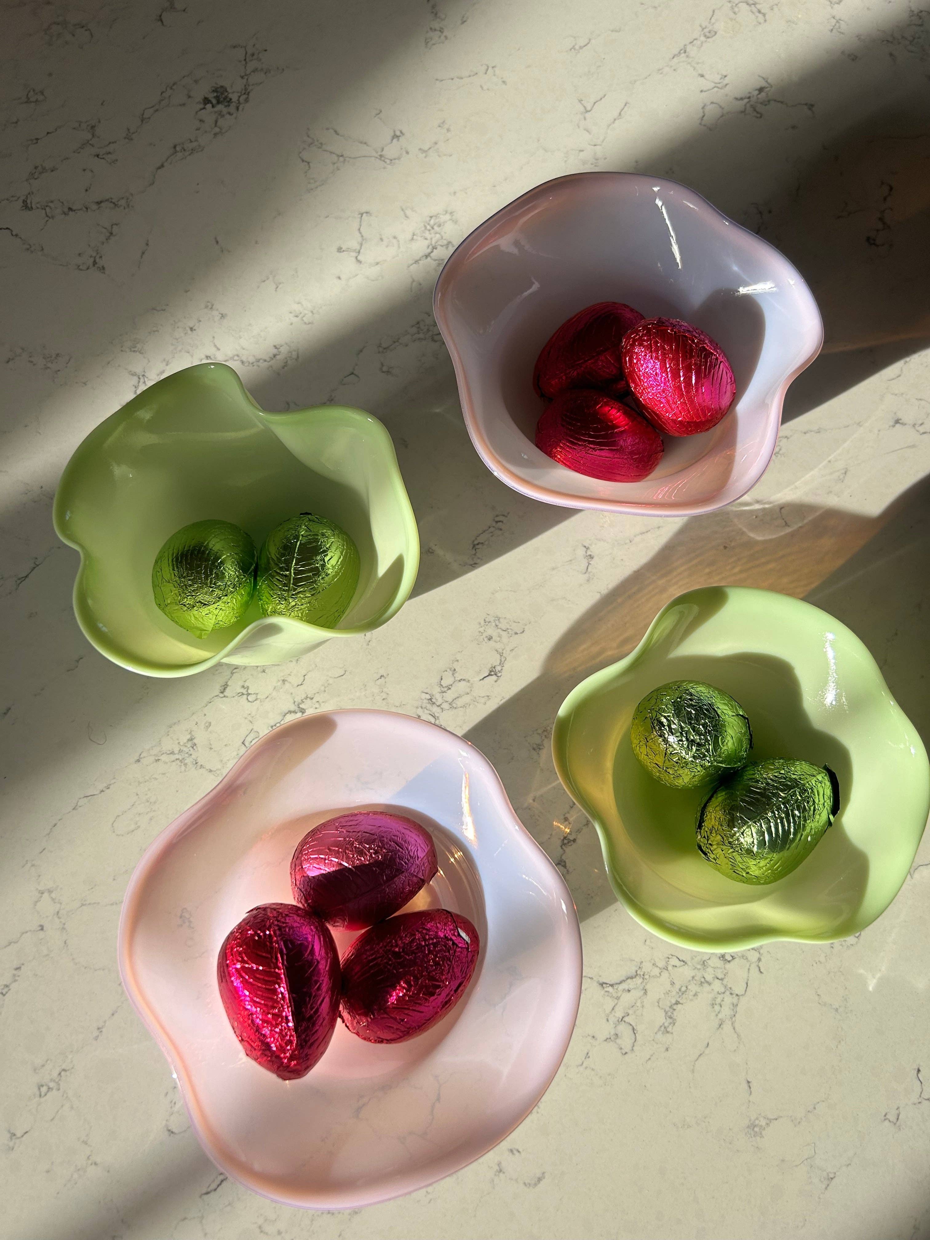 Green ruffle bowl with scalloped edge, glossy glass surface.