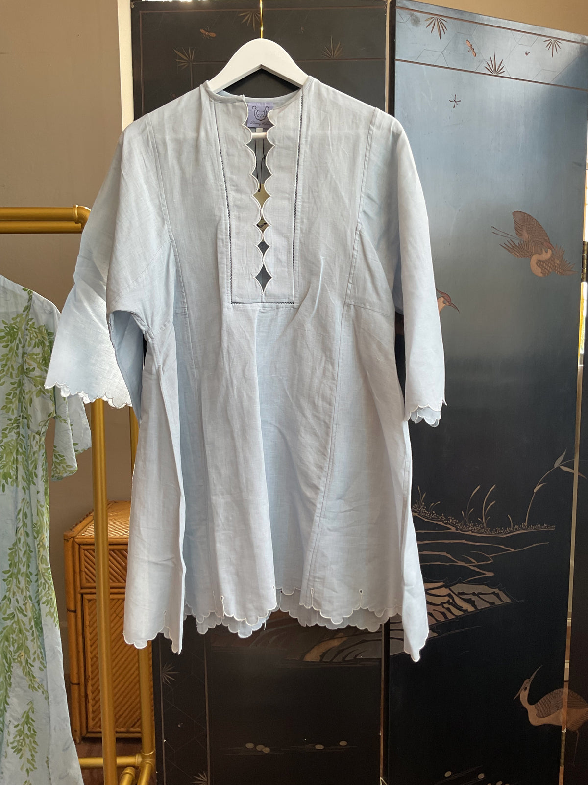 White short kaftan with scalloped V neckline, front slit detail, and three-quarter sleeves