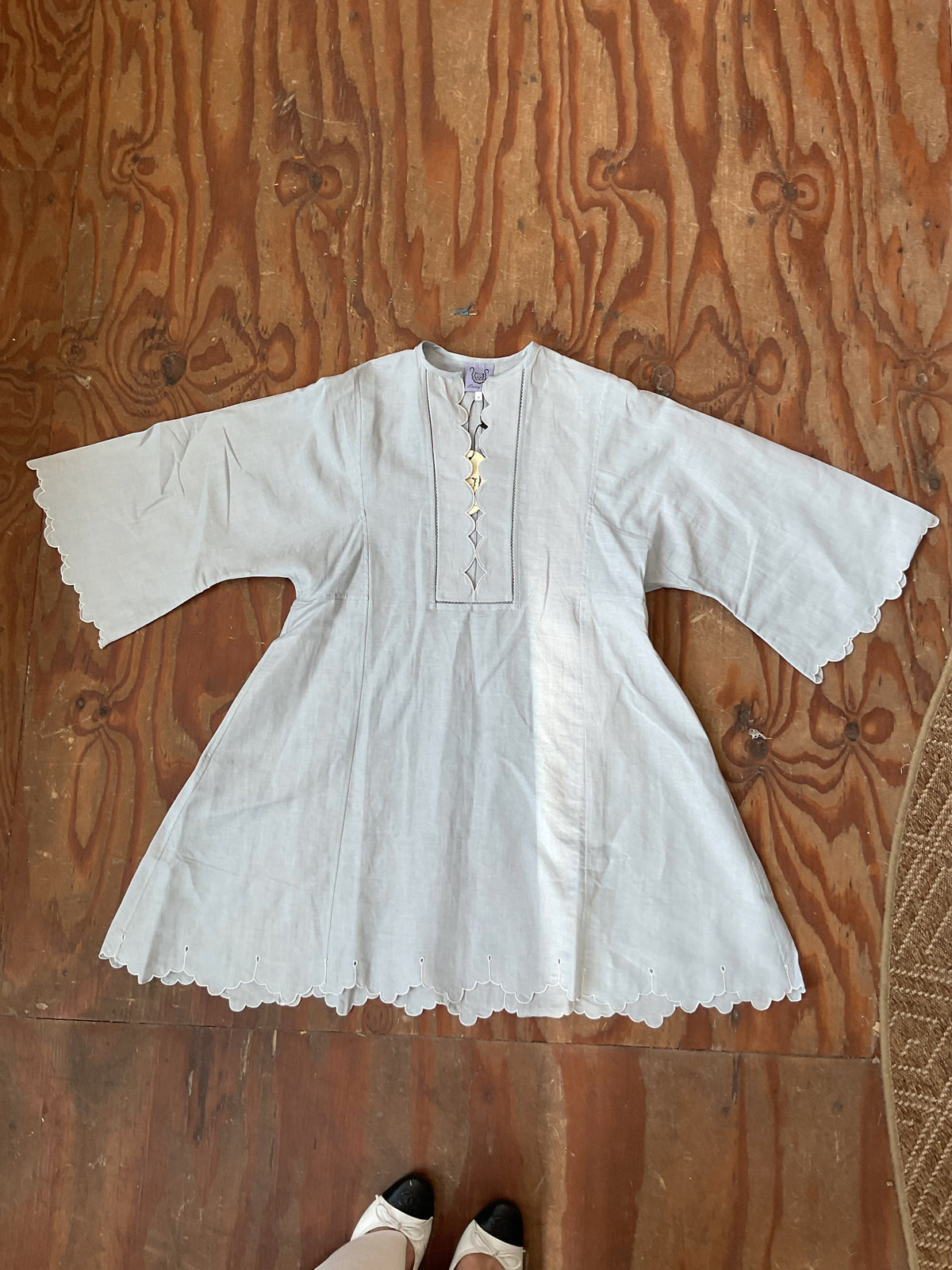 White short kaftan with scalloped hem and short wide sleeves, pintuck-style front panel