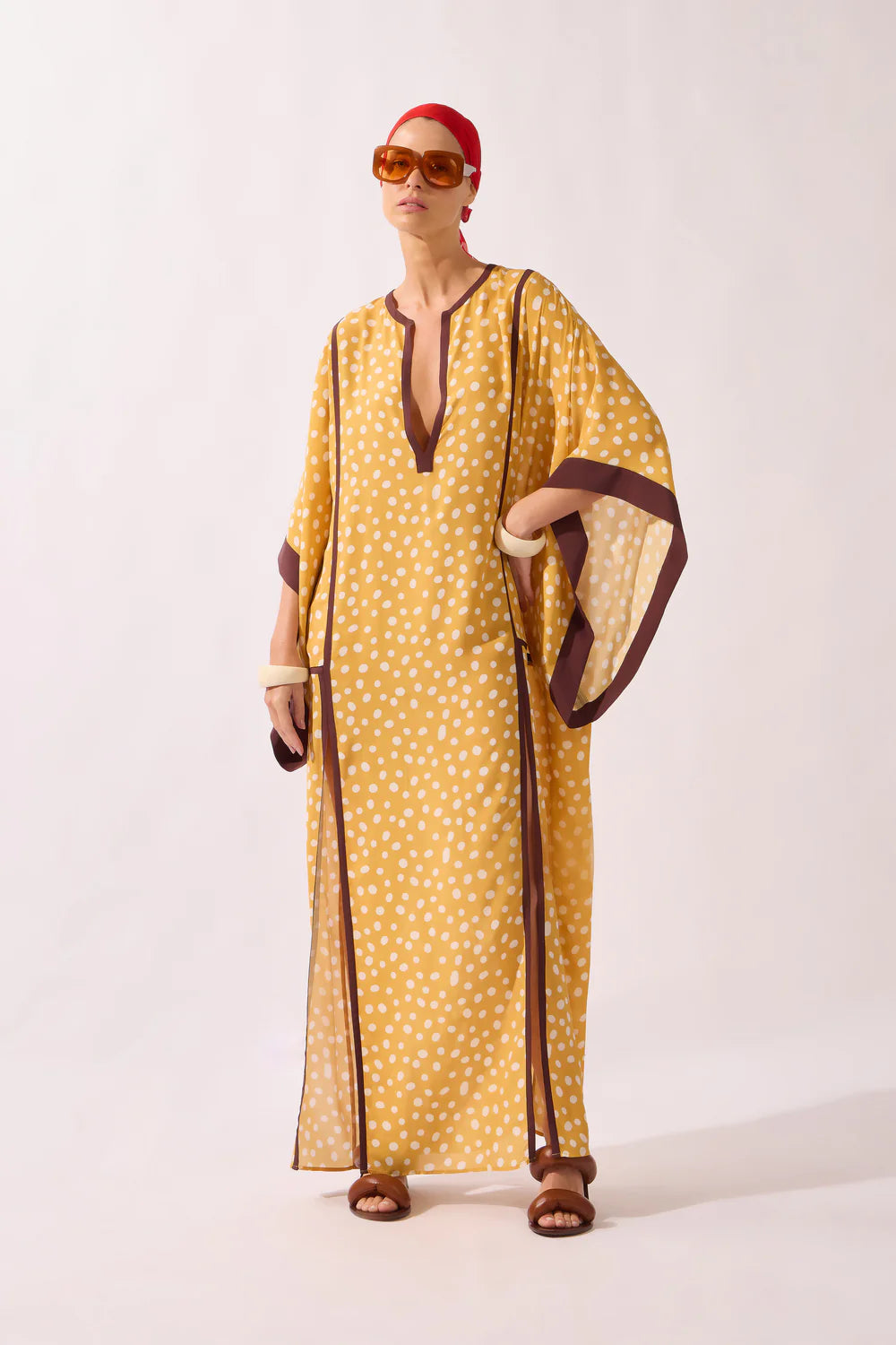 Yellow polka dot maxi kaftan with V-neck, dark piping, loose fit and wide sleeves
