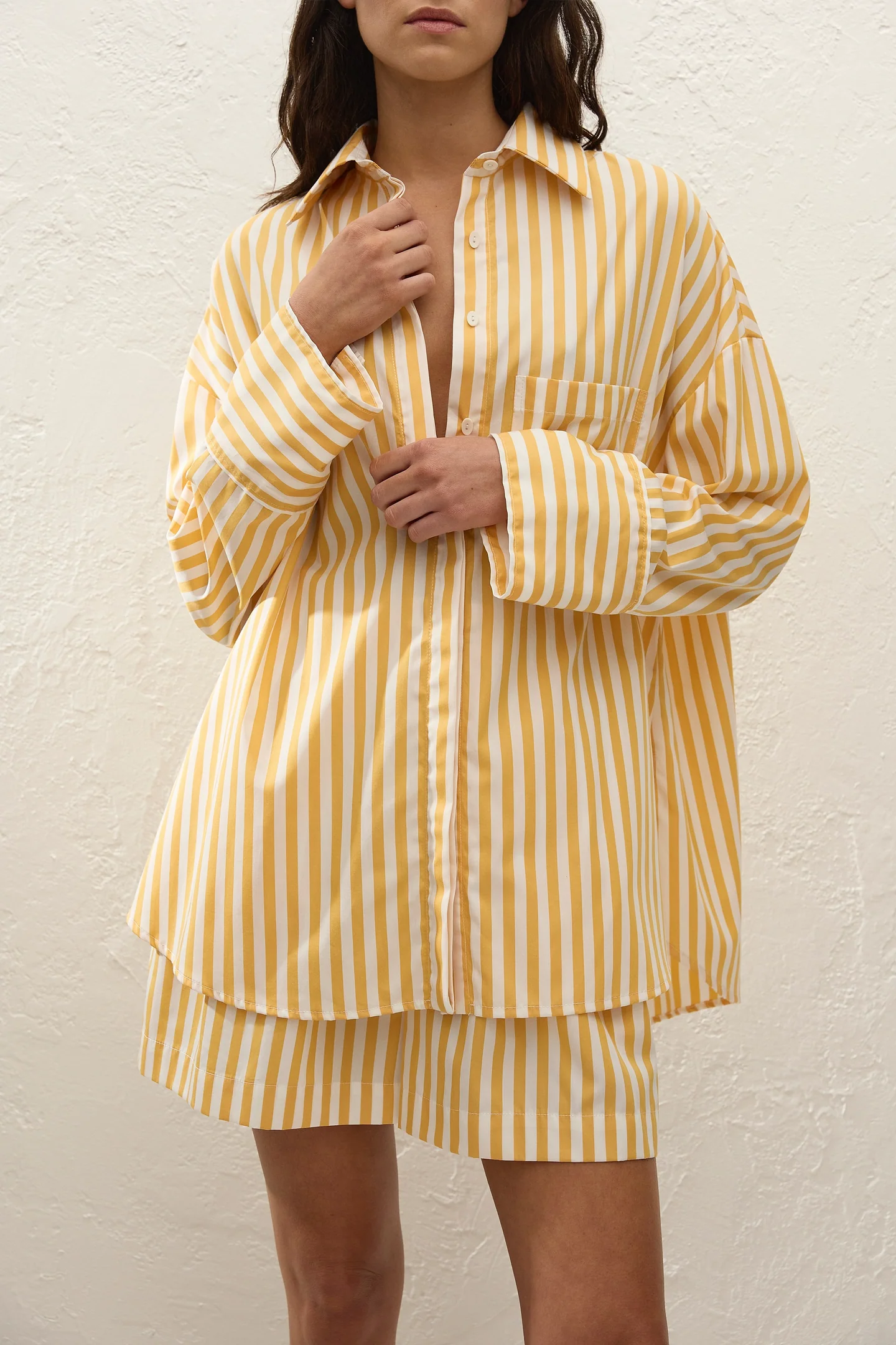 Oversized Clemente shirt with long sleeves and collar, yellow-and-white vertical stripe pattern