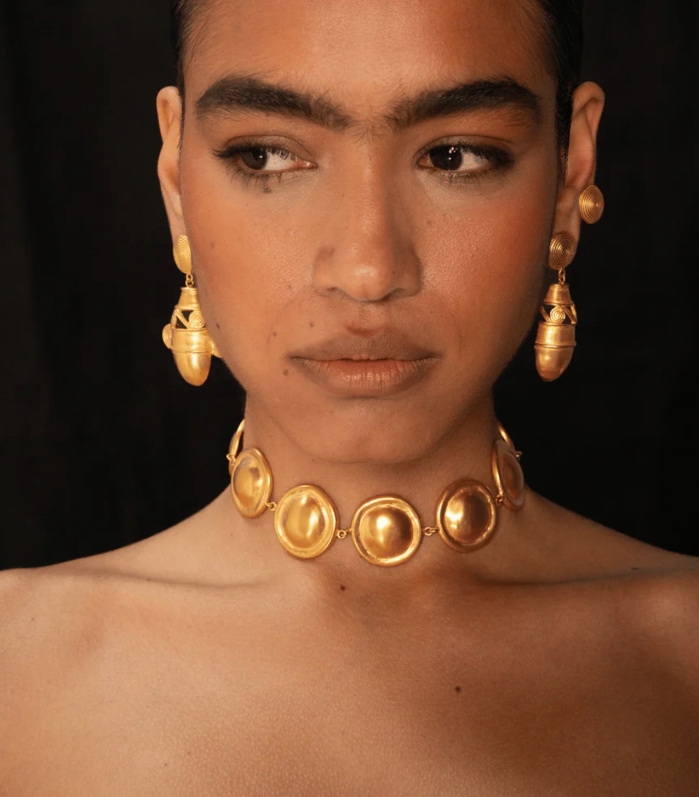 Gold coin-disc choker worn at the neck with round medallions and drops