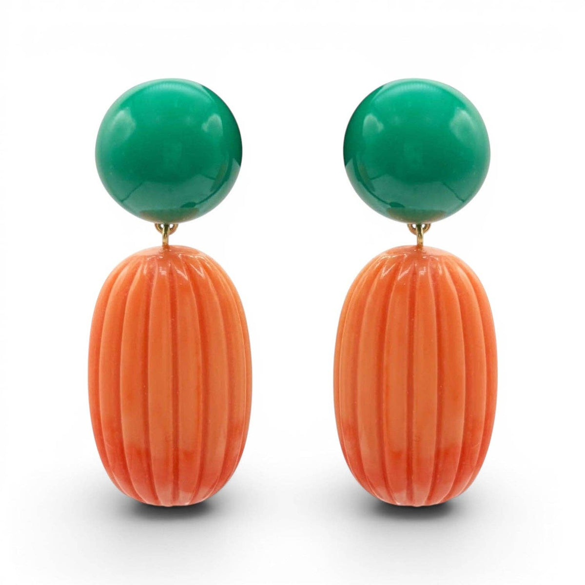 Pair of pierced earrings with green jade sphere and orange ribbed coral drop